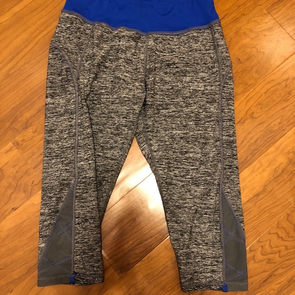 Grey Capri workout leggings with blue seam - Picture 2 of 4
